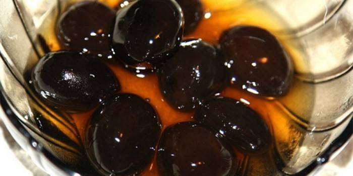 Doce de nozes jovens em um vaso