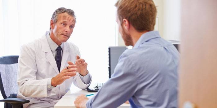 Hombre en la consulta del médico