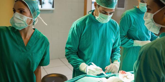 Doctores en la operación