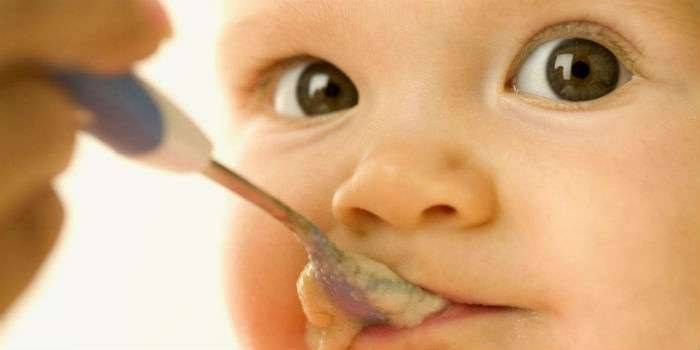 Alimentando um bebê com uma colher