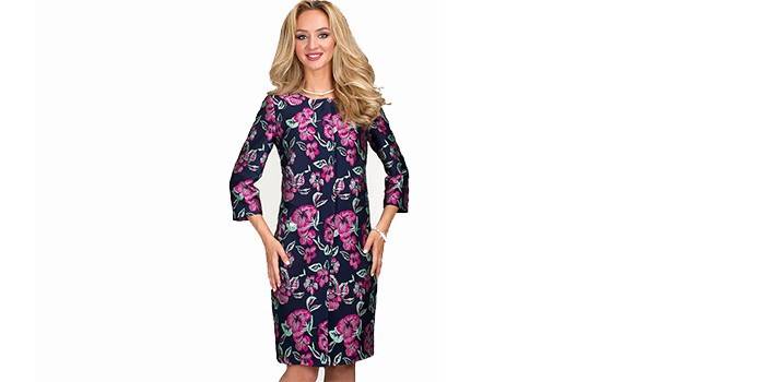Mujer en abrigo abierto de verano con estampado floral