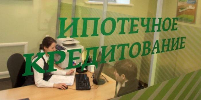 Un hombre en el departamento de préstamos hipotecarios de Sberbank