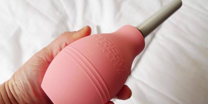 Pera para un enema en la mano