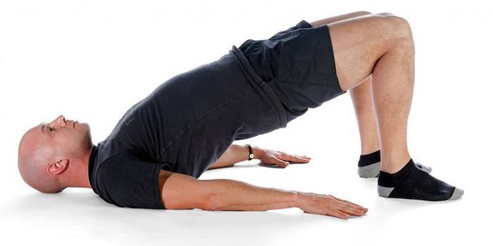 Homem realiza exercício de Kegel