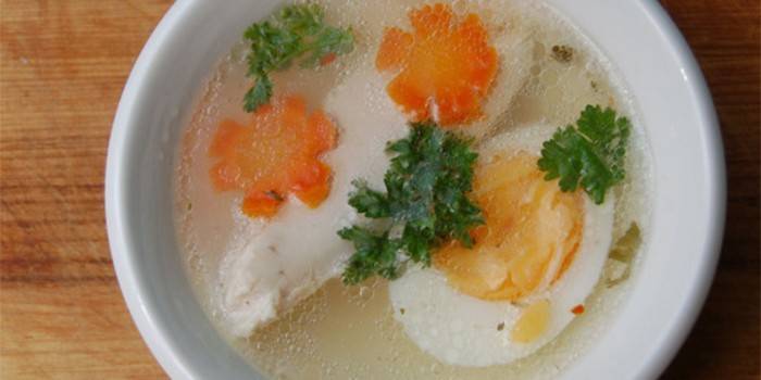 Caldo de galinha rico com ovo em um prato