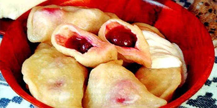 Pierogi z wiśniami w talerzu
