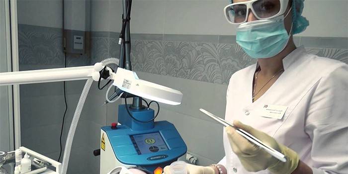 Dermatologista realiza eletrocoagulação