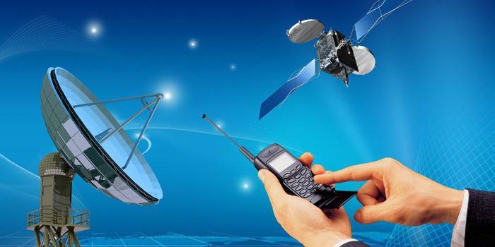 Antena satelitarna, satelita i telefon komórkowy w rękach