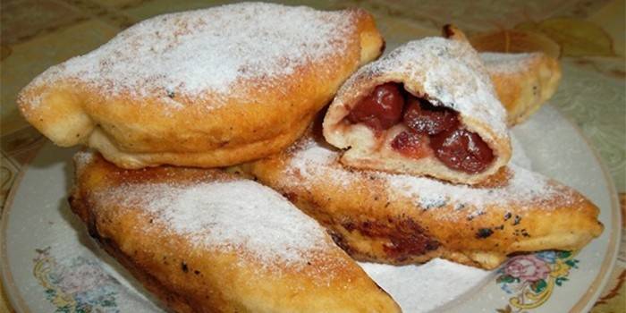 Sladké vyprážané koláče s cherry