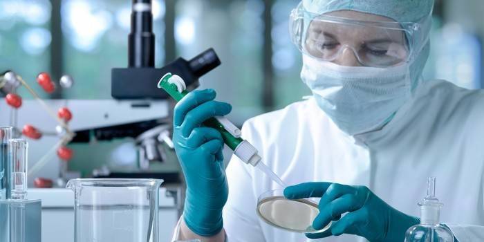 Laboratórny technik vykonáva analýzu v laboratóriu