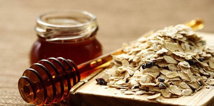 Miód w słoiku i muesli na pokładzie