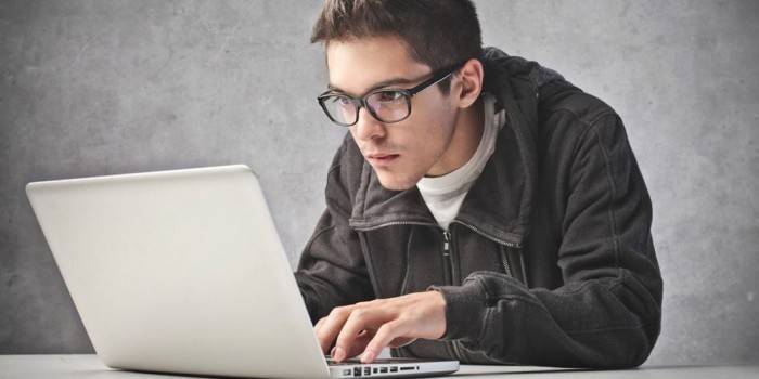 O cara no laptop