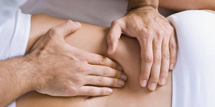 Um homem faz uma massagem dos órgãos internos do abdômen
