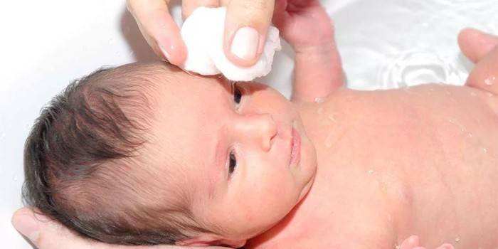 Lavagem dos olhos para bebês