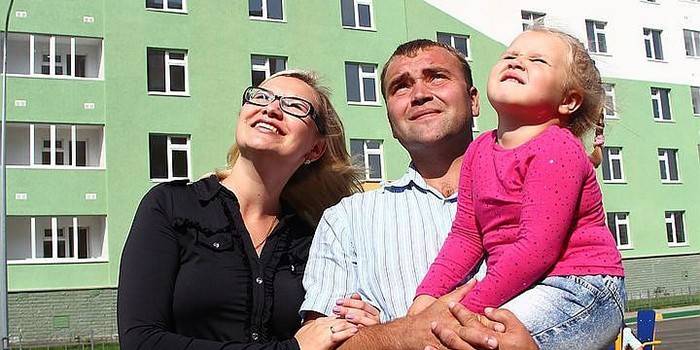 Familia en el fondo de un nuevo edificio.