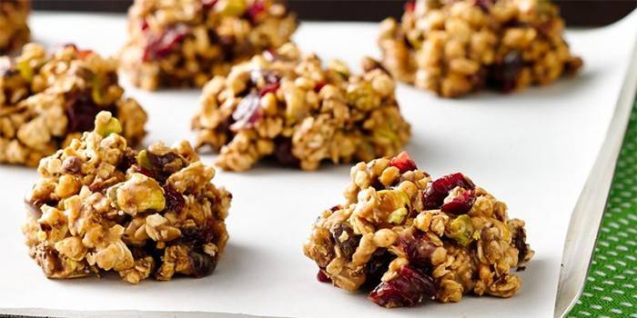 Granola en una hoja de papel