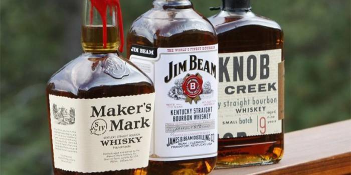 Tres botellas de whisky