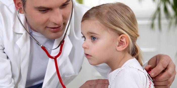 O médico ouve a luz meninas