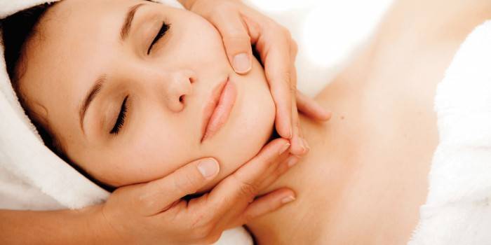 Esteticista hace un procedimiento para la piel.