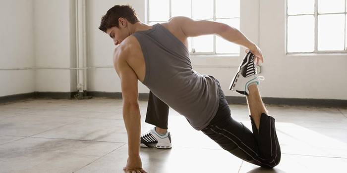 Um homem realiza um exercício no ginásio