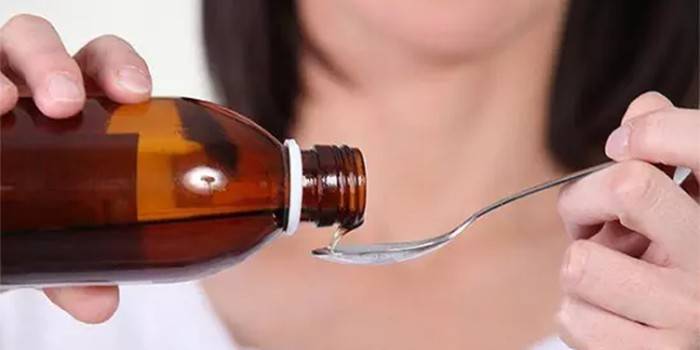 Menina derrama poção em uma colher