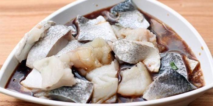 Pescado en rodajas en salsa de soja marinada