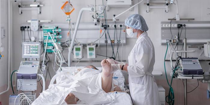 Pracuj z pacjentem w łóżku