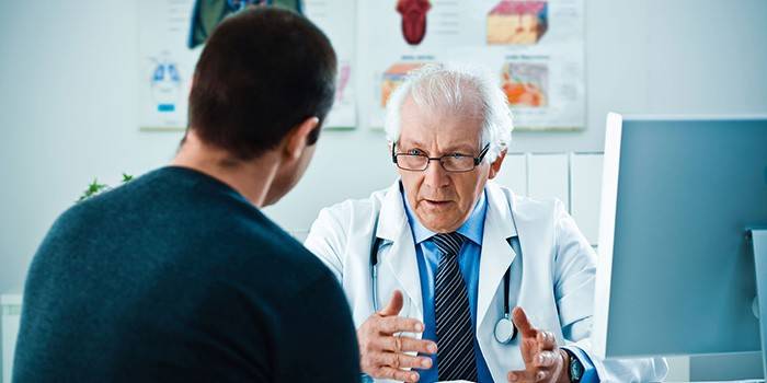 Homem na consulta do médico