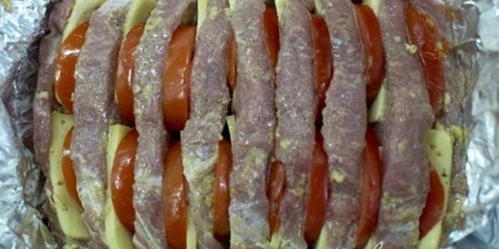 Pečené mäso s paradajkami a syrom