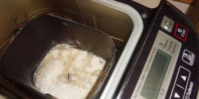 Ingredientes para a massa na máquina de fazer pão