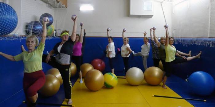 Mulheres na aula de exercícios de fisioterapia