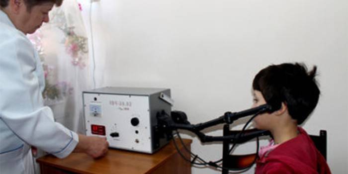 Un niño se somete a una sesión de UHF bajo la supervisión de un médico.