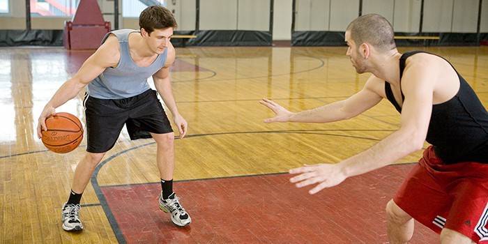 Chlapci hrajú basketbal
