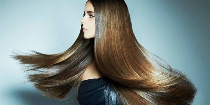 Chica con el pelo largo y liso.