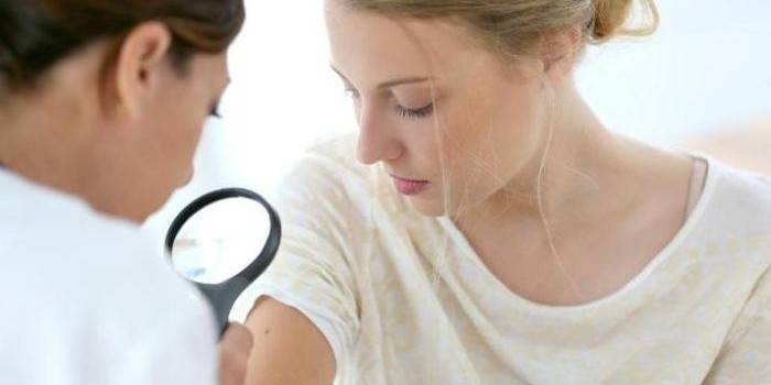 Dievča pri schôdzke s dermatológom