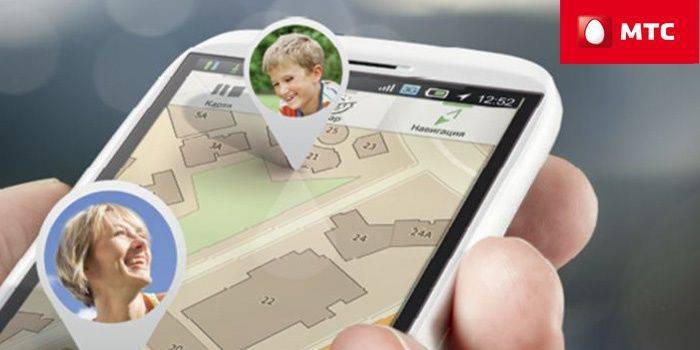 Smartfon z wizerunkiem geolokalizacji mamy i dziecka