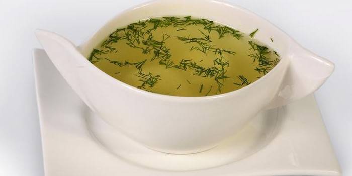 Caldo de galinha com verduras em um prato