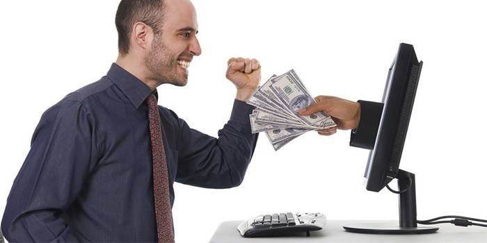 Homem e dinheiro do monitor