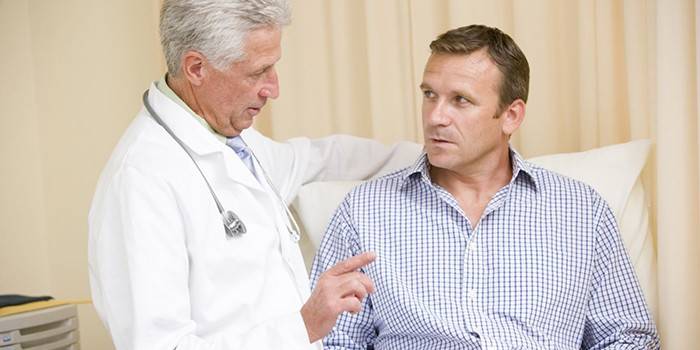 Doctor hablando con el paciente