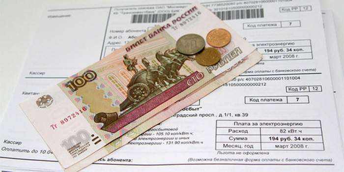 Factura de servicios públicos y dinero
