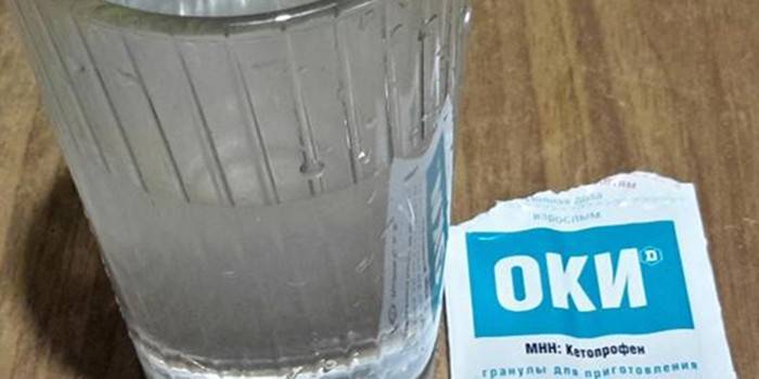 Worek Oka i szklanka roztworu