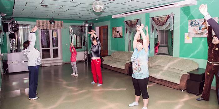 Pessoas fazendo exercícios de respiração interior