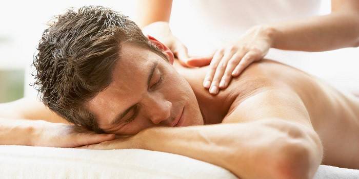 Um, homem, fazendo, costas, massagem