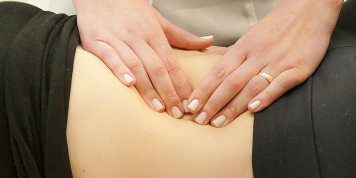 Garota fazendo massagem nas costas