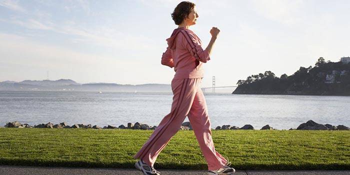 La mujer entra para caminar deportivo.