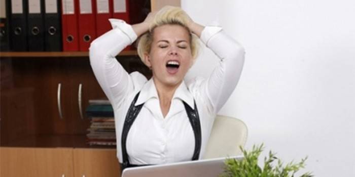 Menina no local de trabalho