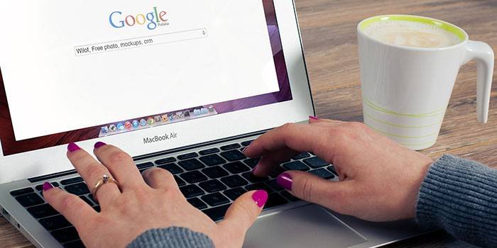 Menina, em, um, laptop, e, um, xícara café