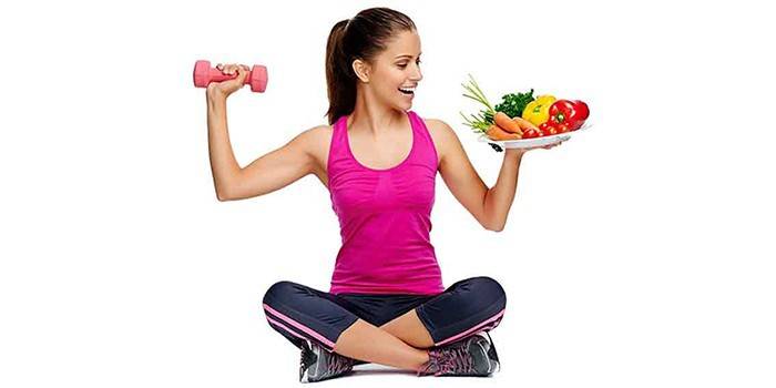 Menina, segura, dumbbells, e, um, prato, com, legumes, em, dela, mãos