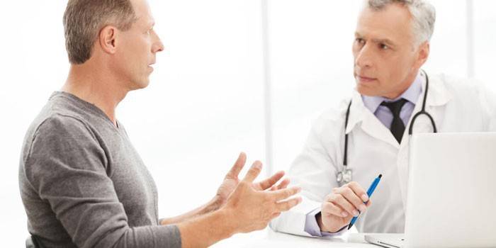 Um homem conversando com um médico