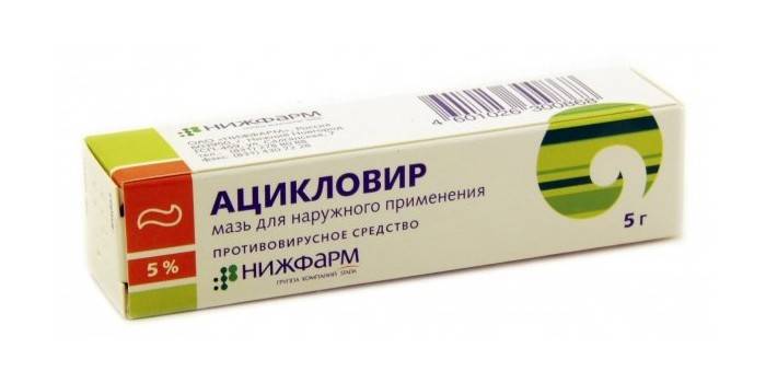 Pomada de aciclovir na embalagem